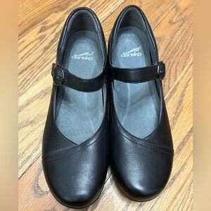 Dansko size 41 women’s shoes, Velcro closure, worn only one, like brand new